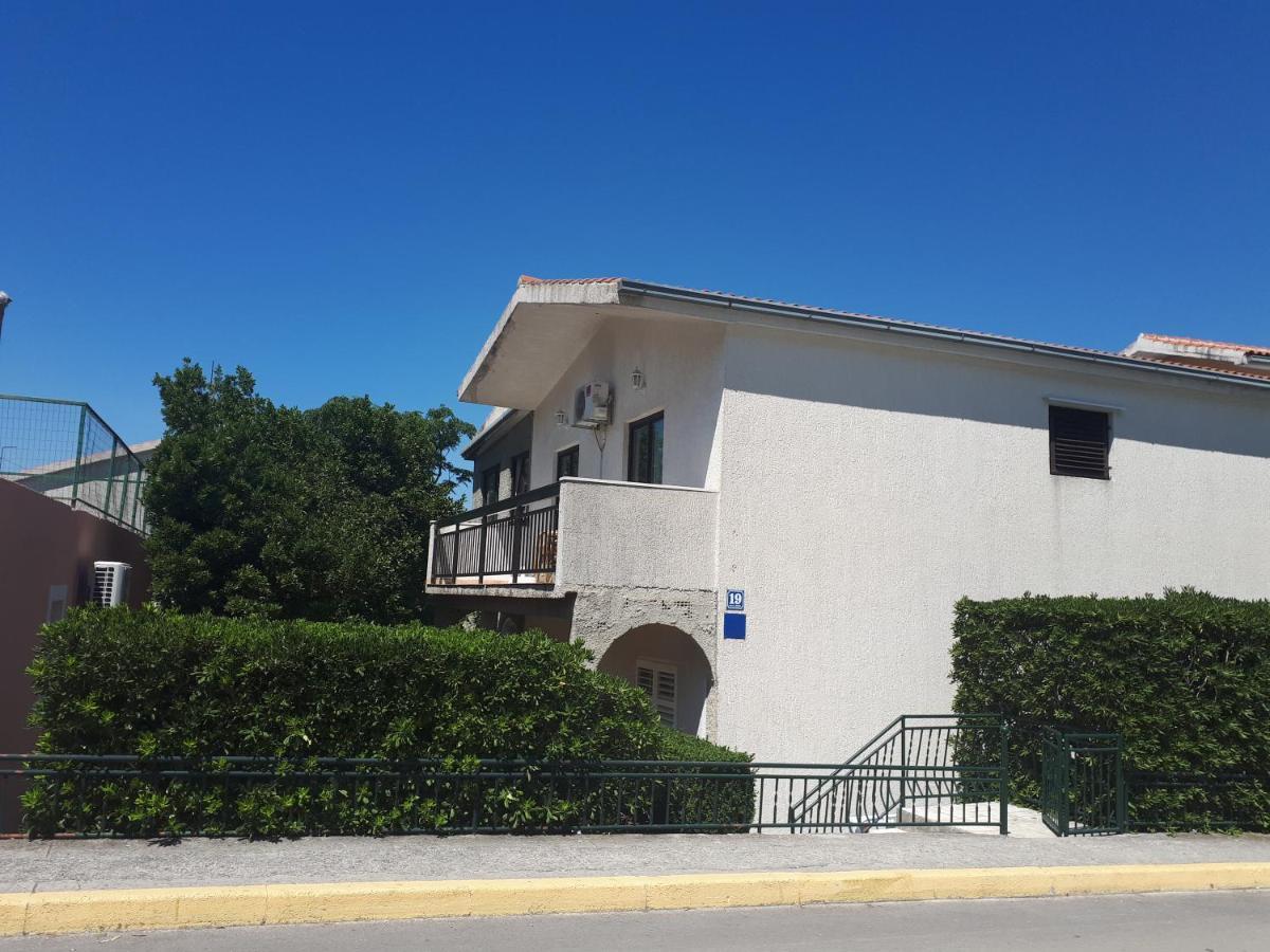 Apartman Emilio Baska Voda Luaran gambar
